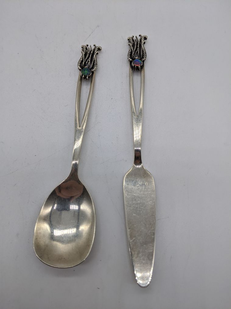 Null 澳大利亚银质勺子和刀子, 镶有宝石的造型终端, 42克, 长14.5厘米