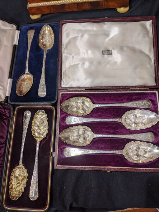 Null A cased set of four Georgian silver berry spoons, together with 2 cased pai&hellip;