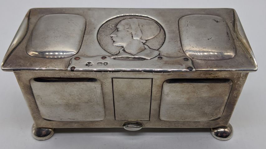 Null 一个艺术与工艺银盒，由Kate Harris设计，盖子上有压印的女士头像，印有伦敦，1899年，制造商WG Connell，300克，长14厘米