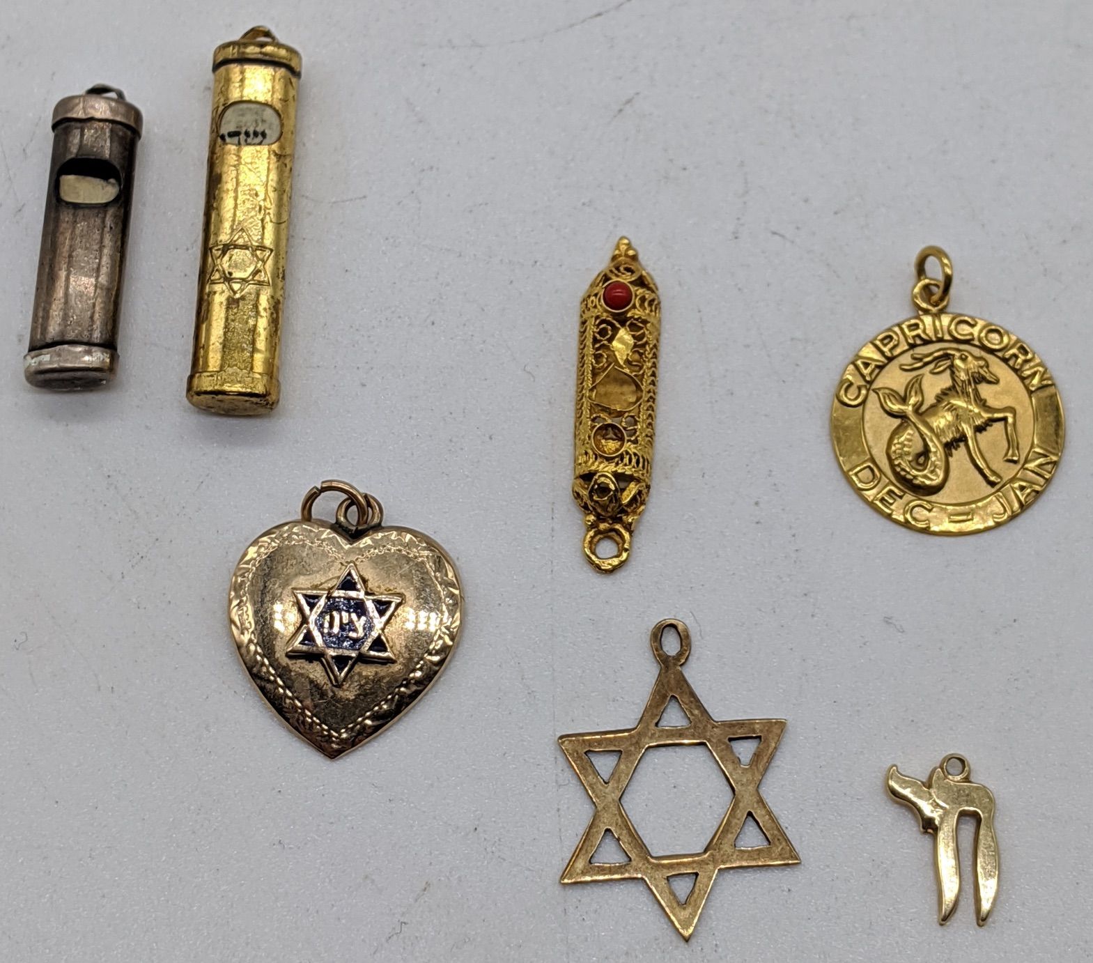 Null Una collezione di ciondoli ebraici, alcuni d'oro