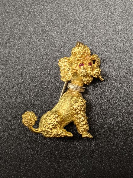 Null 一枚18K金狮子狗胸针，带红宝石眼睛，背面和针上有标记，7.7克，高3厘米