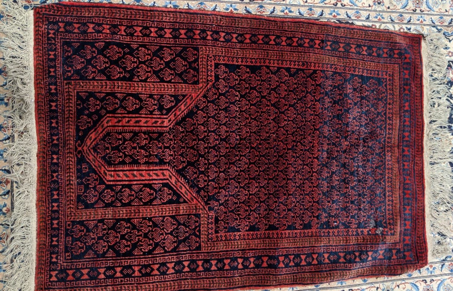 Null 一块小的波斯或土耳其地毯，蓝色和红色领域，有一个希腊钥匙的边界，高175，宽148厘米。
