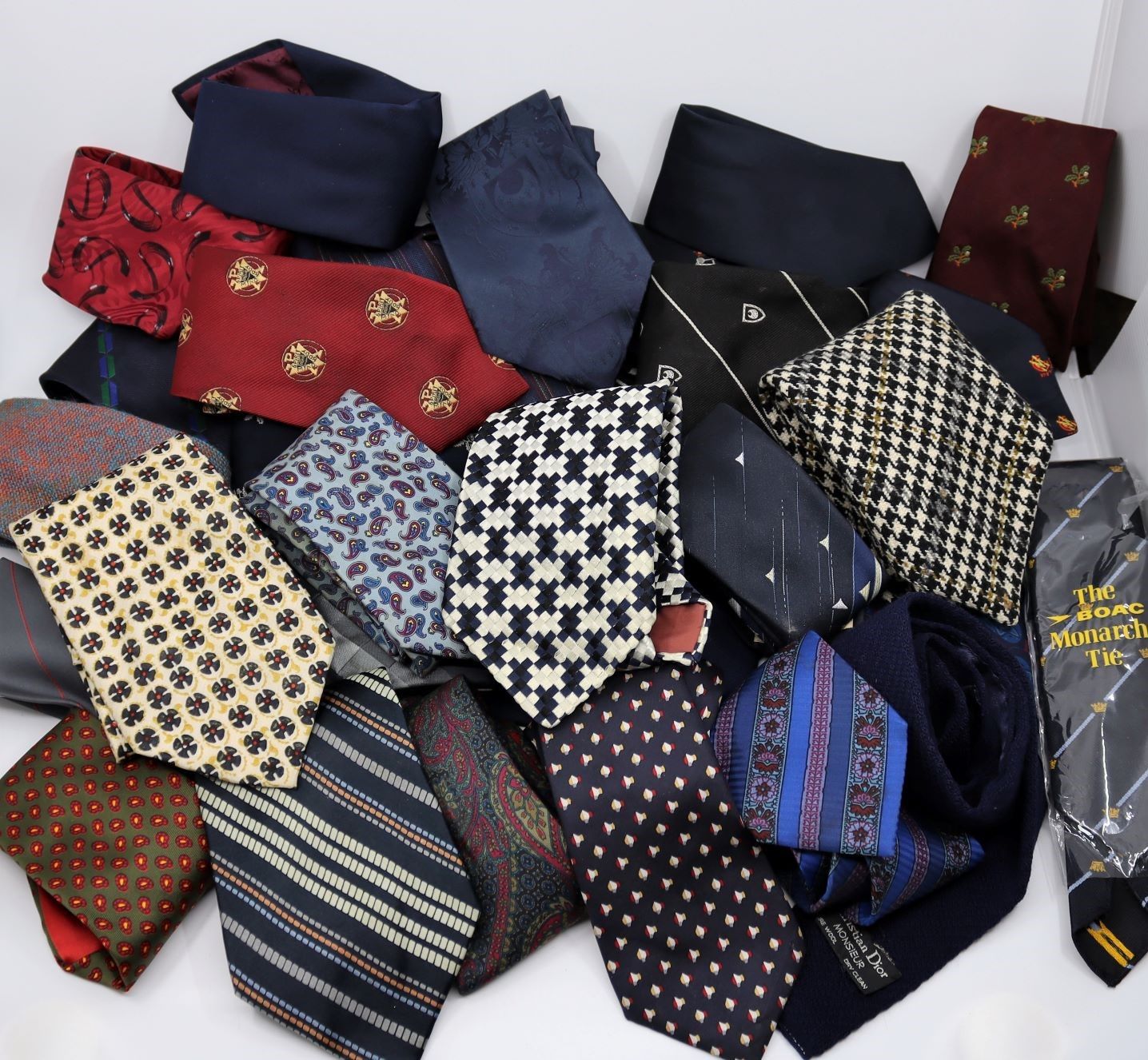 Null 大量的复古男式领带收藏，包括9条哈罗德领带，8条皮尔卡丹领带，奥斯汀-里德，让-帕图，巴黎纪梵希，克里斯汀-迪奥，伊夫-圣罗兰，雅克-法特，国家信托基&hellip;