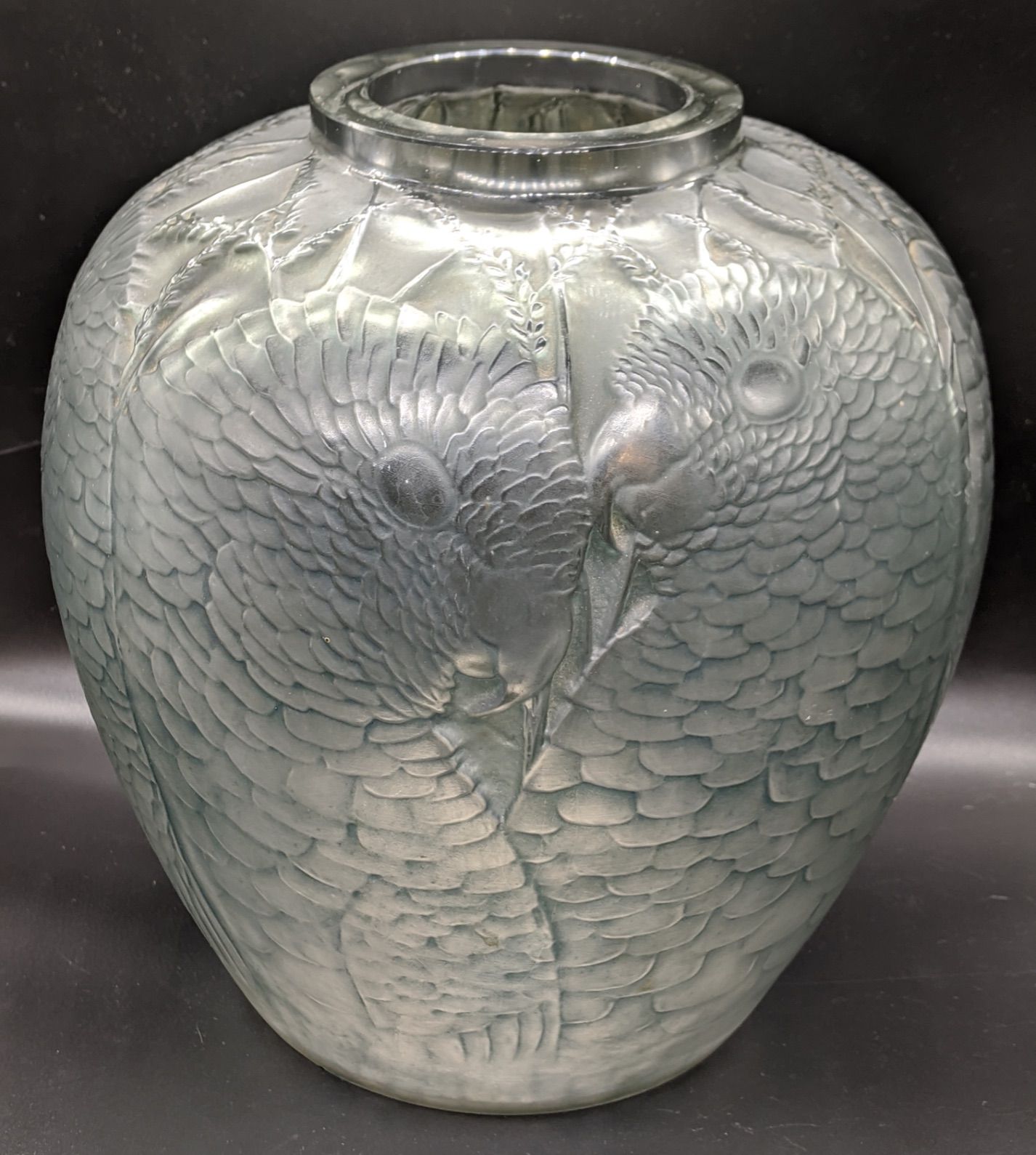 René LALIQUE Rene Lalique Alicante花瓶，蓝色磨砂玻璃，描绘着鹦鹉或虎皮鹦鹉的脸，约20世纪20年代，底部有R.Lalique签&hellip;