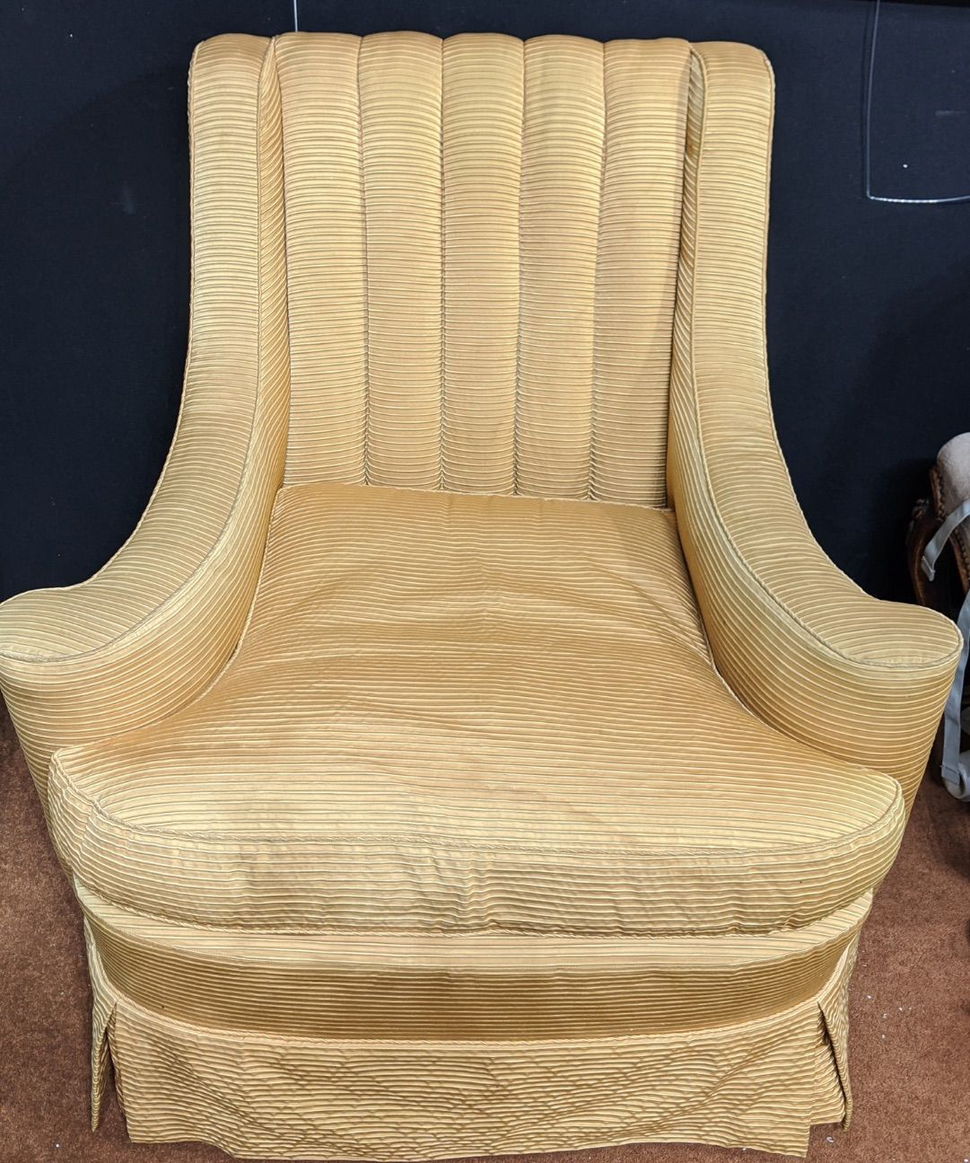 Null Fauteuil capitonné en soie dorée Howard Chairs Ltd, fin du 20e siècle, étiq&hellip;