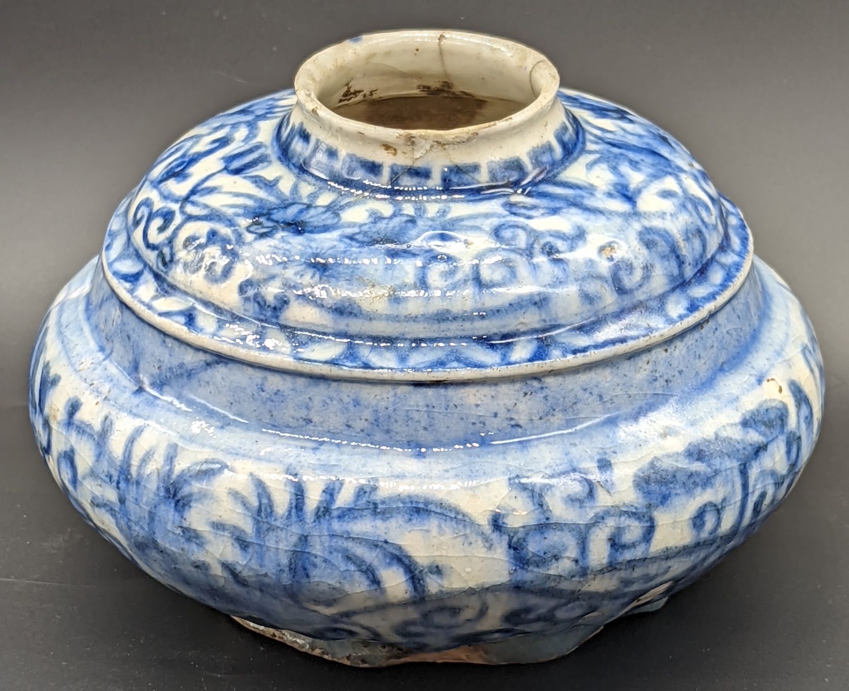 Null Un vase Persan Safavid du 17ème ou 18ème siècle, bleu et blanc, H.10cm D.14&hellip;