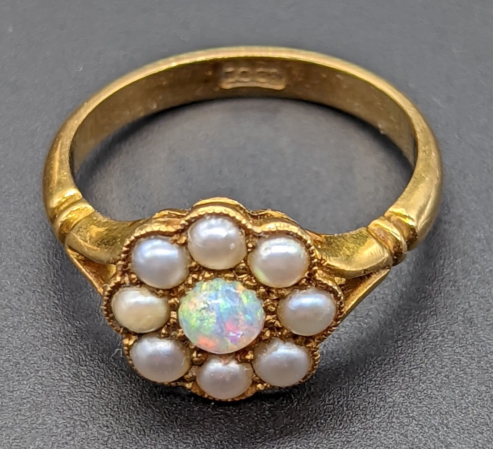 Null 
Ring aus 18 Karat Gold mit einem einzelnen Opal, umgeben von Perlen, 4 g, &hellip;