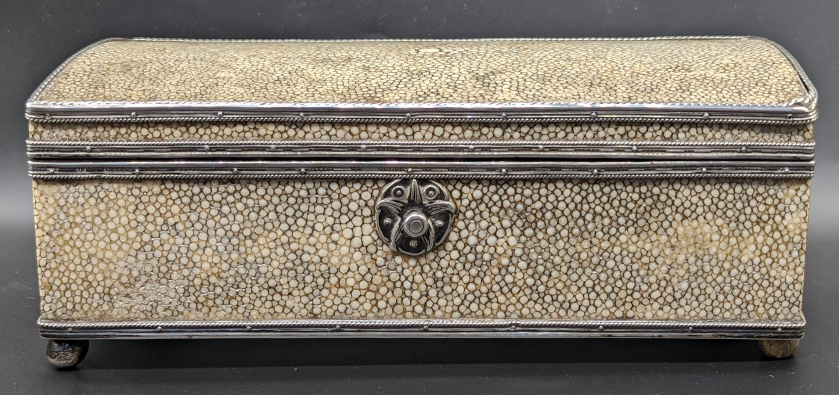 John Paul Cooper 一个约翰-保罗-库珀的银色和莎草绿色工艺美术盒，按钮锁，盖子内部有JPC的贴花，长22厘米。