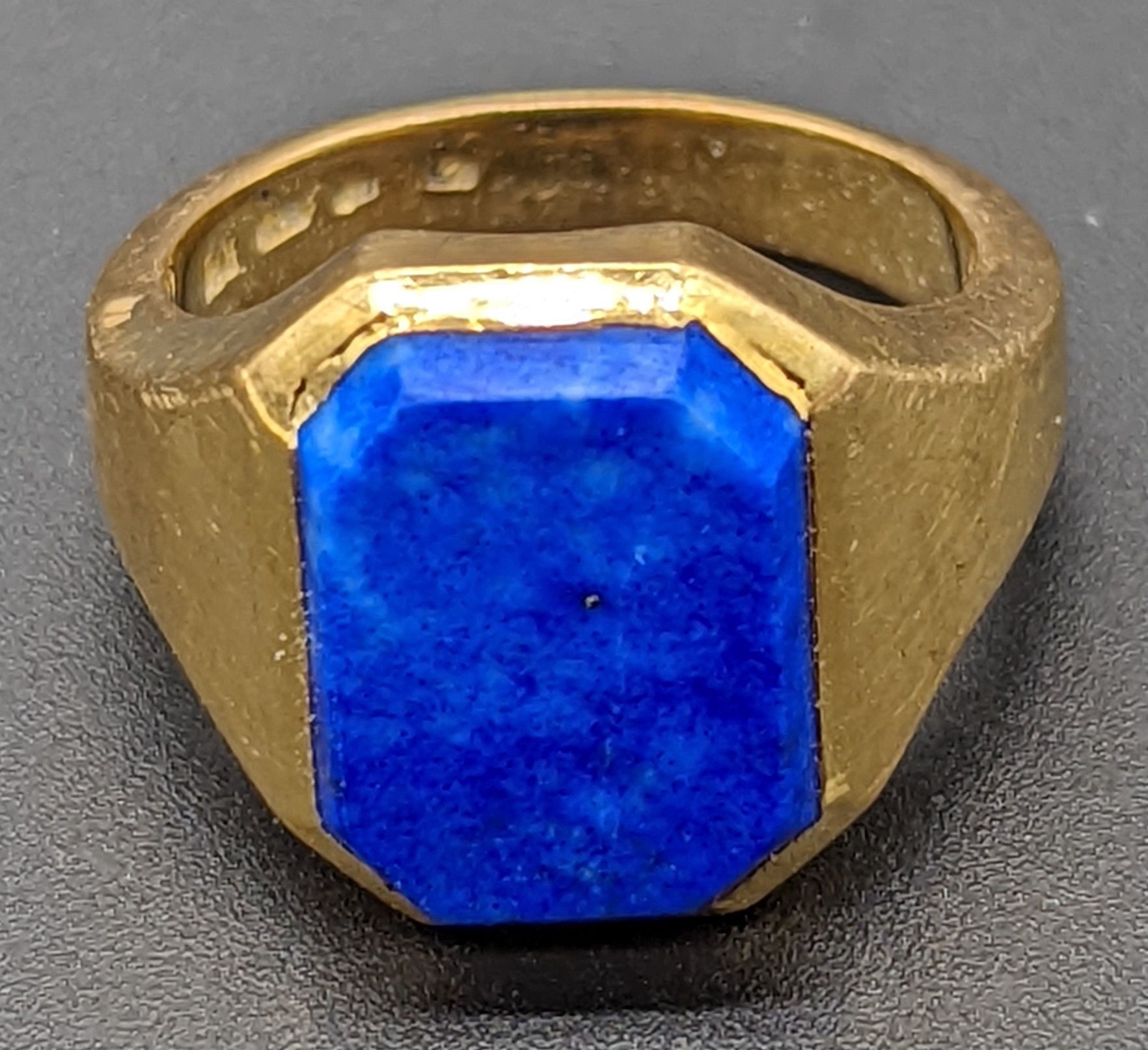 Null 


An 18ct gold Lapis Lazuli signet ring, 8g, size J/K