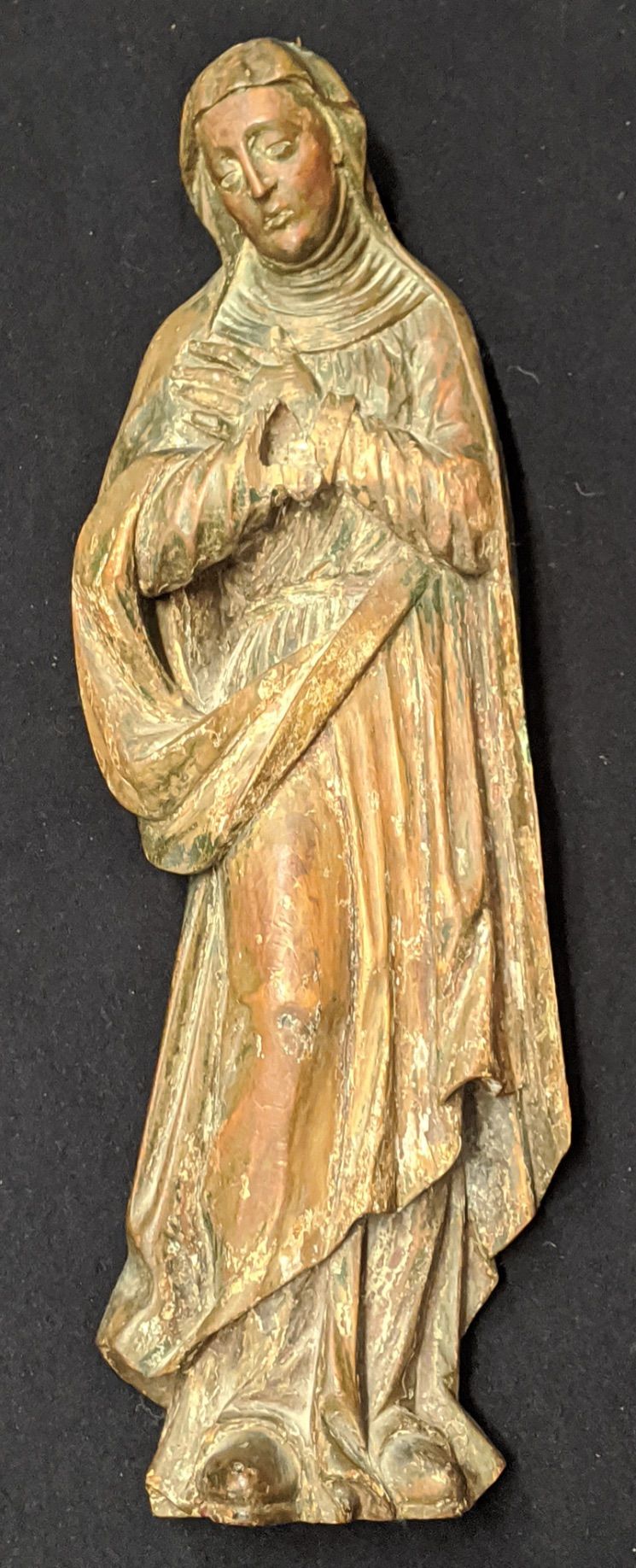 Null Talla española de madera de la Virgen del siglo XVI, restos de pigmento de &hellip;