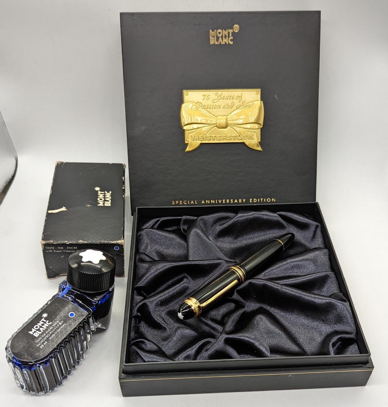 MONT BLANC 一支万宝龙Meisterstuck 149 75周年纪念版钢笔，18K金双色笔尖，原包装盒和滑套，以及万宝龙墨水50毫升和原包装盒。