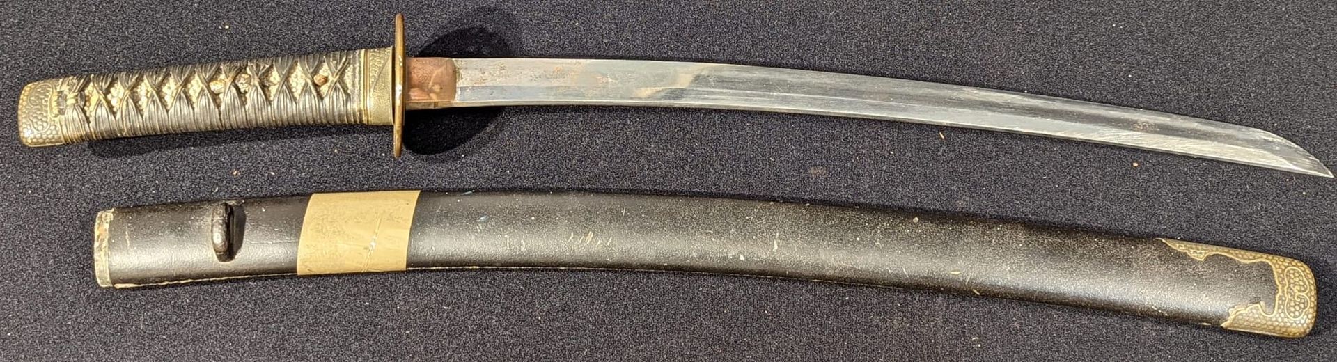 Null Ein japanisches Wakizashi-Schwert, bronzener Munuki-Tigergriff auf Chagrin,&hellip;