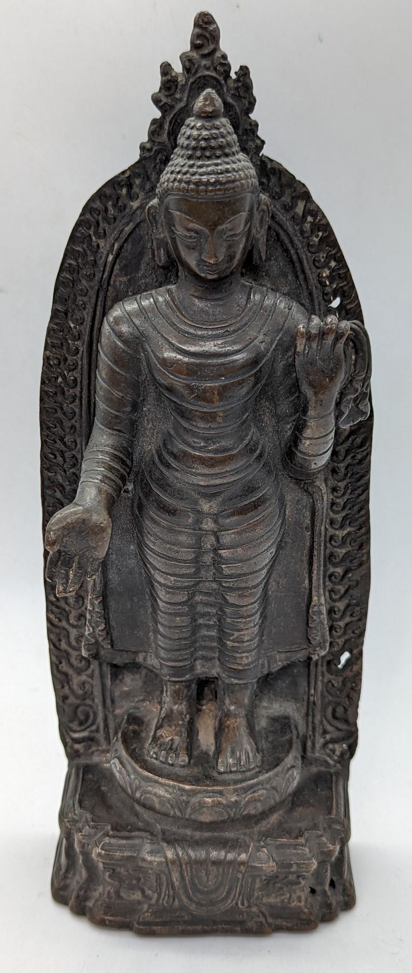 Null Großer stehender Buddha aus indischer Bronze, Nordindien, H.24,5cm