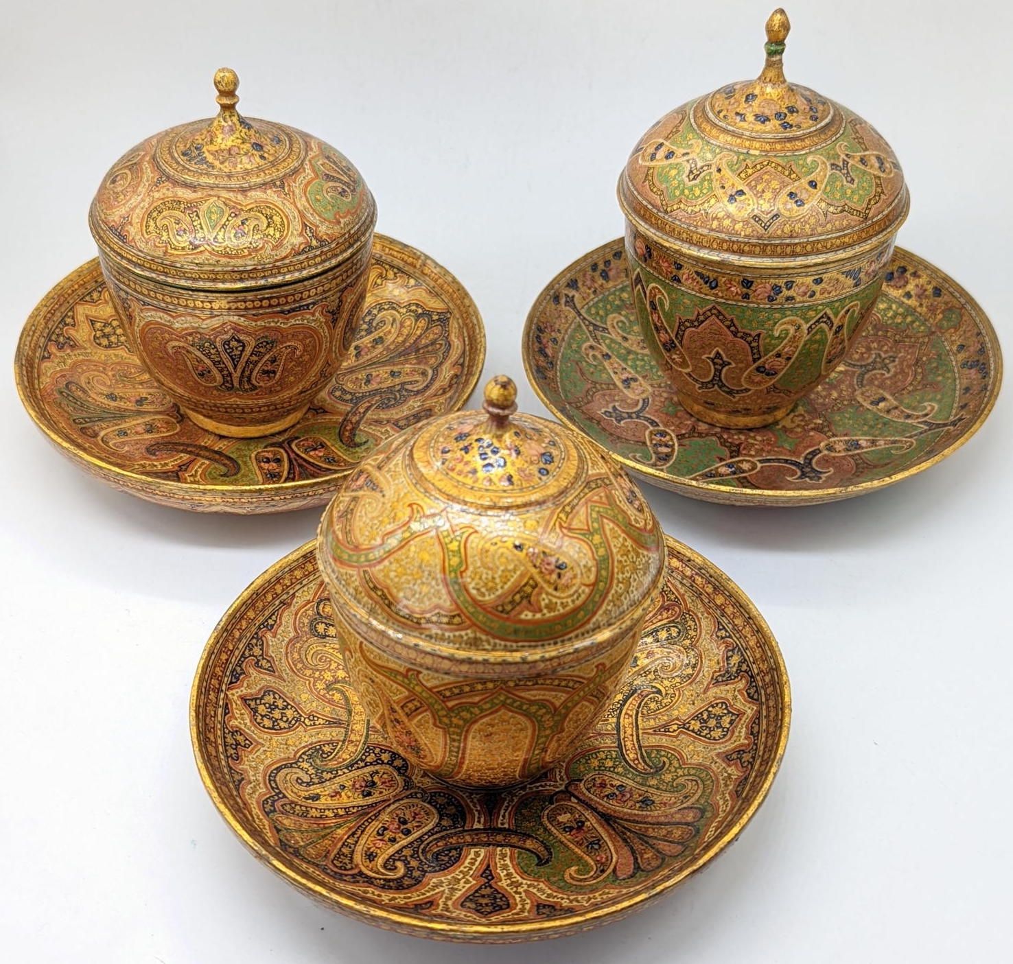 Null 一套精美的19世纪印度纸糊的杯子和碟子，带有盖子。
