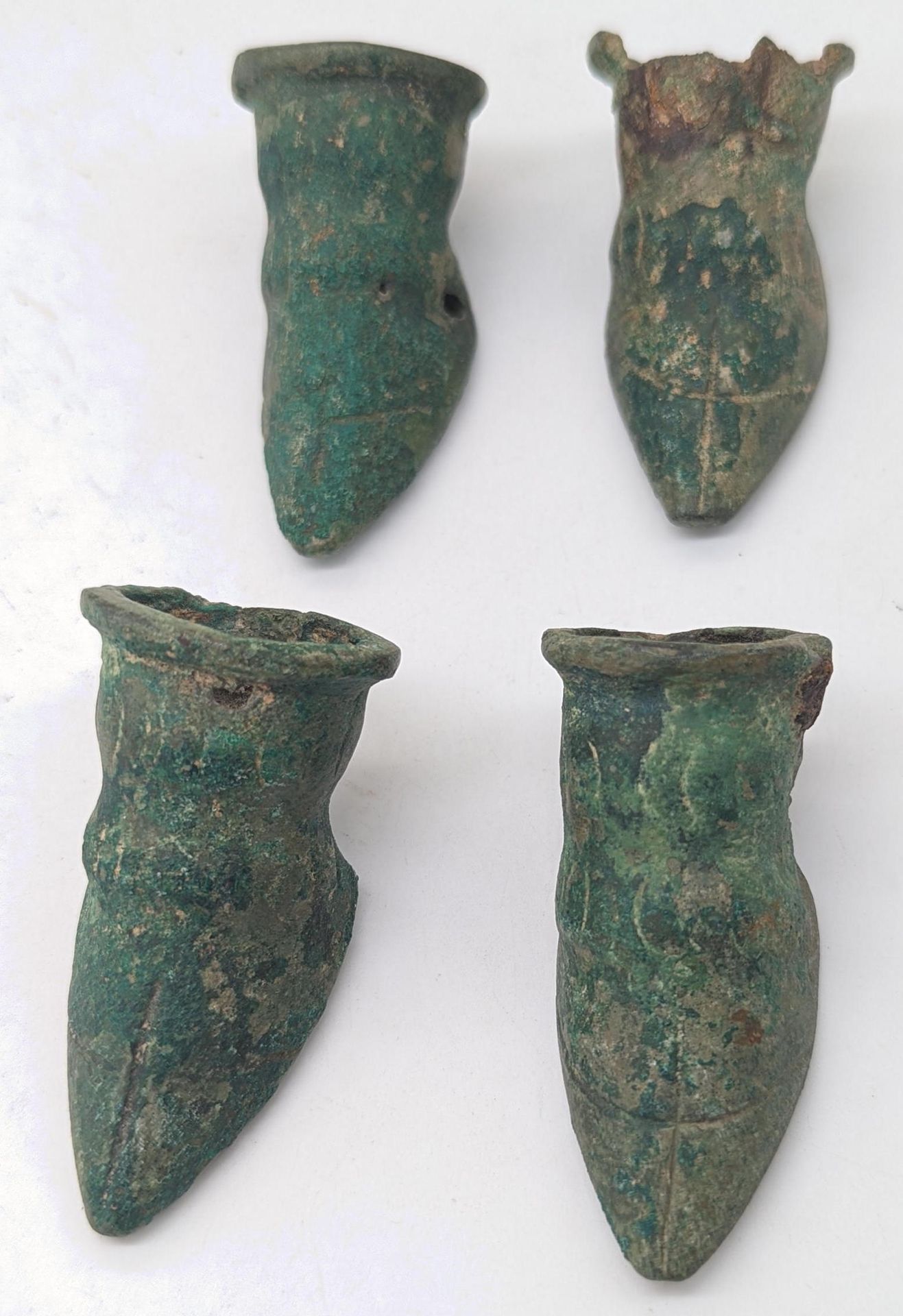 Null Ein Satz antiker römischer Bronzehufe, wahrscheinlich Beine einer Vase/Scha&hellip;