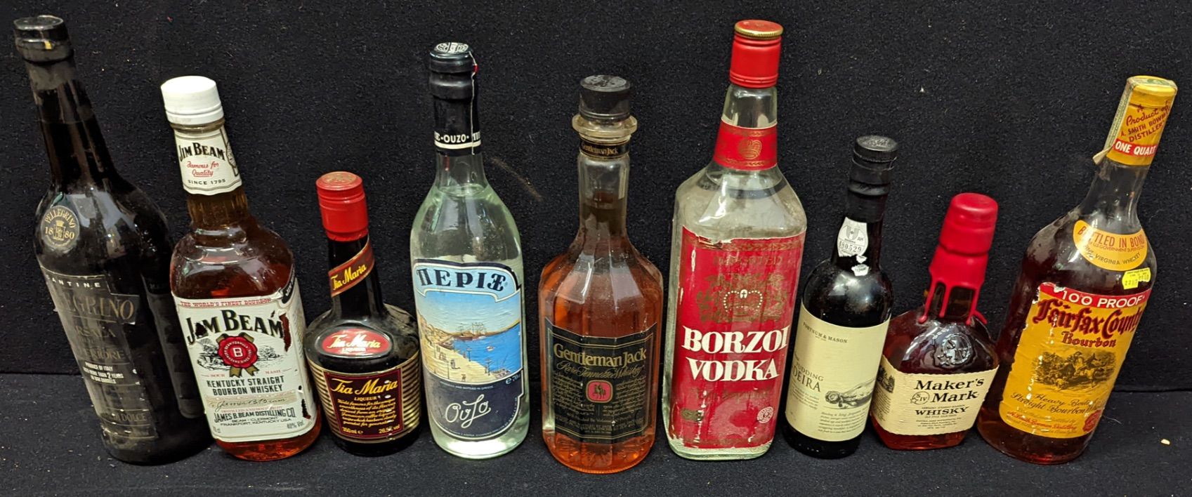 Jack Daniels 一瓶1980年代的杰克-丹尼尔绅士杰克酒，以及其他8瓶烈酒