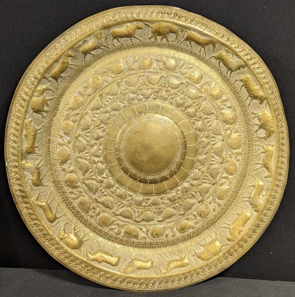Null Großes Messing-Tablett aus Sri Lanka, mit Tierprägung, D.60cm