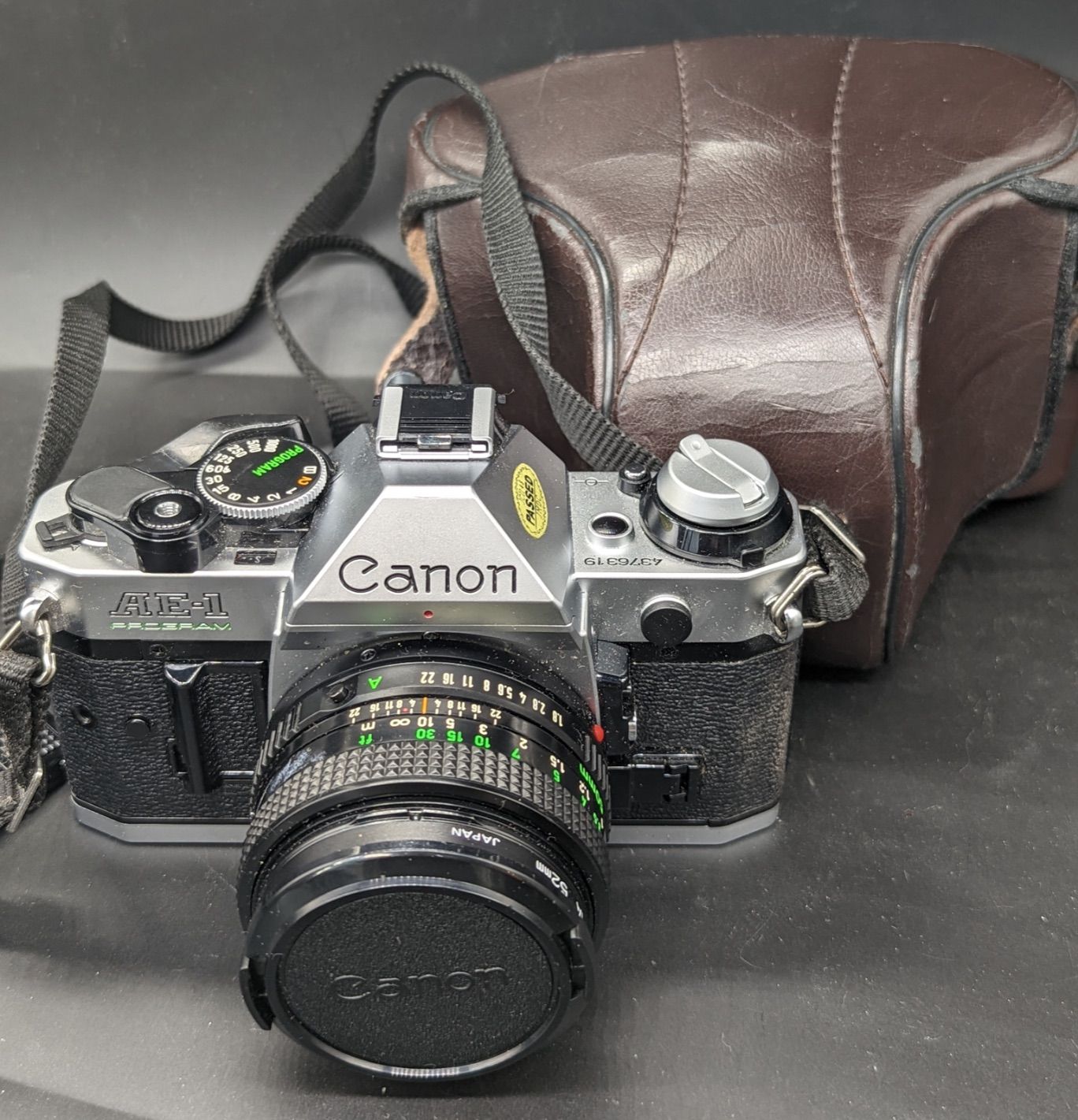 CANON Una fotocamera Canon AE-1, obiettivo 50 mm