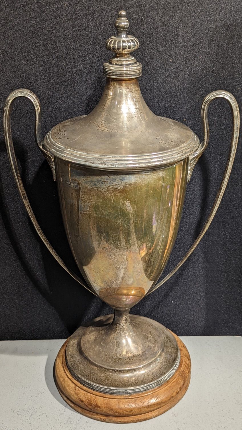 BARKER 20世纪初的大型银质奖杯，有切斯特的印记，1920年，制作者是巴克兄弟，凸起在木质支架上，没有刻字，1220克，高38厘米