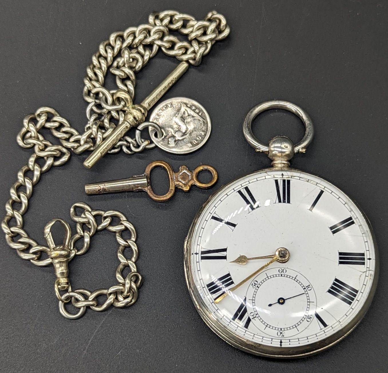 Null Eine silberne Taschenuhr aus dem 19. Jahrhundert mit silberner Albert-Kette