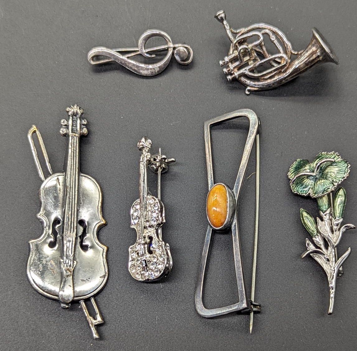Null Eine Sammlung von Broschen, meist Musikinstrumente, Geigen, etwas Silber