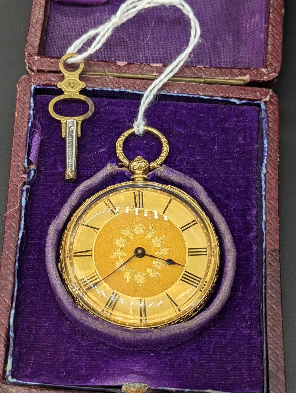 Null Taschenuhr aus 18 kt. Gold, Zylinderhemmung, Zifferblatt mit aufwendiger Gr&hellip;