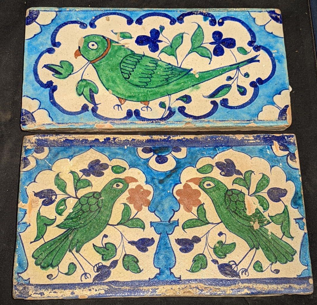 Null 两块罕见的19世纪印度木尔坦瓦片，描绘了绿色的鹦鹉，30.5厘米x18厘米和30.5厘米x15.5厘米