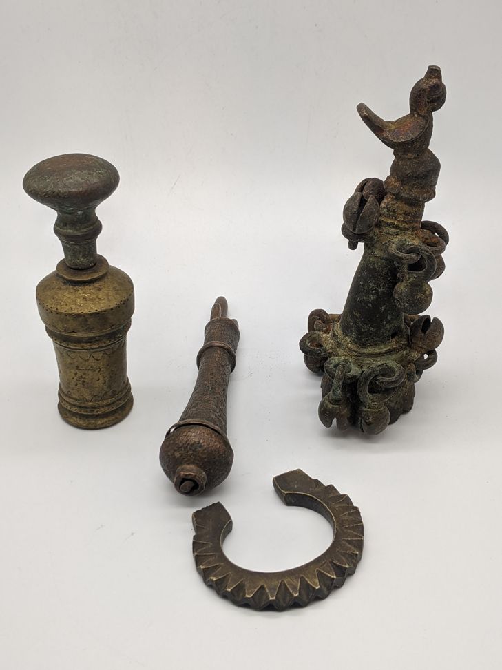 Null 四件南印度黄铜和青铜器，包括一个装饰有鸟和铃铛的顶饰，高15.5厘米，一个黄铜槟榔粉碎机和一个锅铲套装