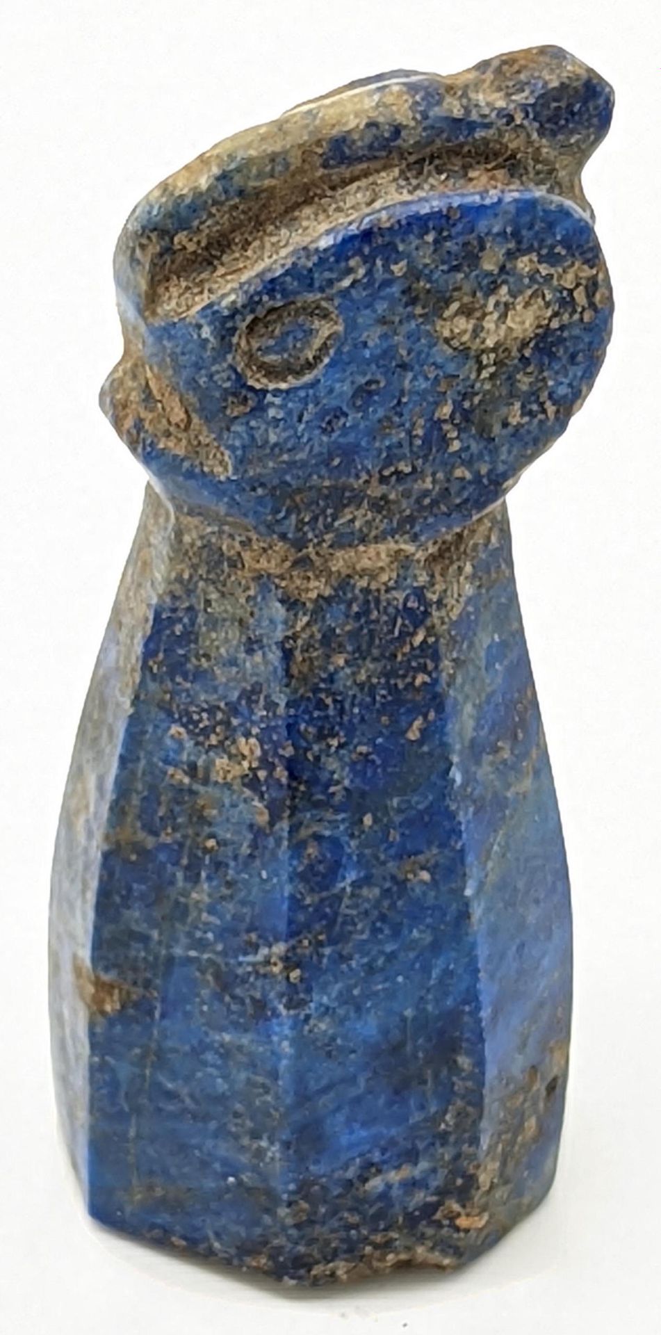 Null 一个不寻常的早期伊斯兰雕刻的青金石棋子，可能是波斯的，高5厘米