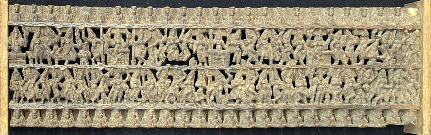 Null Eine große indische Schnitzerei mit Figuren, spätere Beschläge, L.93cm