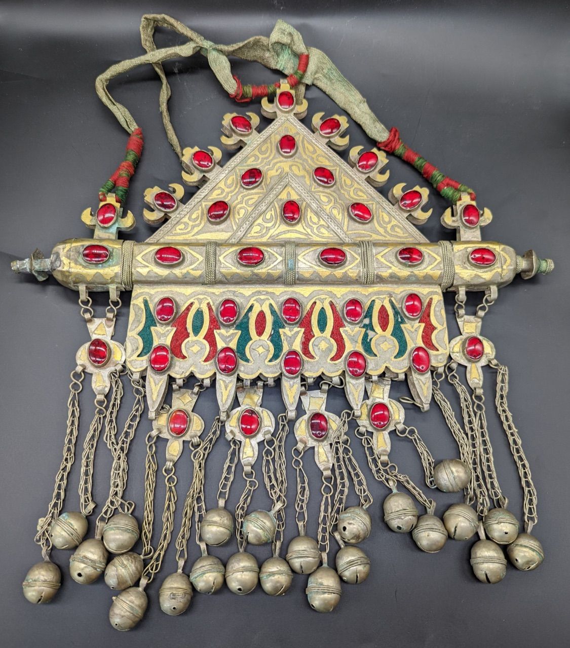 Null 大型布哈拉土库曼伊斯兰白金属带包裹镀金胸饰护身符盒饰，饰有银钉和铃铛，中亚地区
