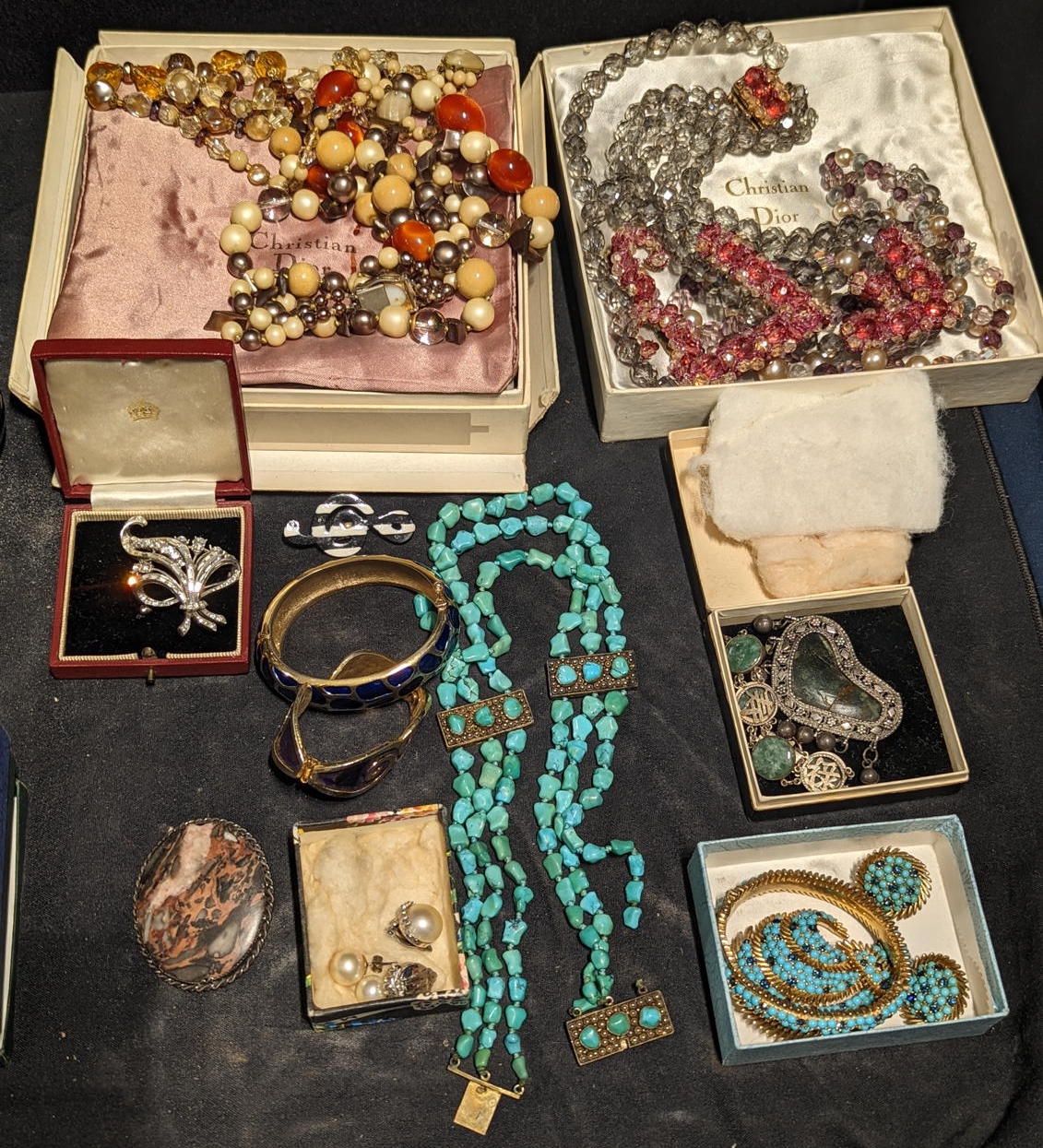 Null Une collection de bijoux fantaisie comprenant des turquoises, des broches, &hellip;