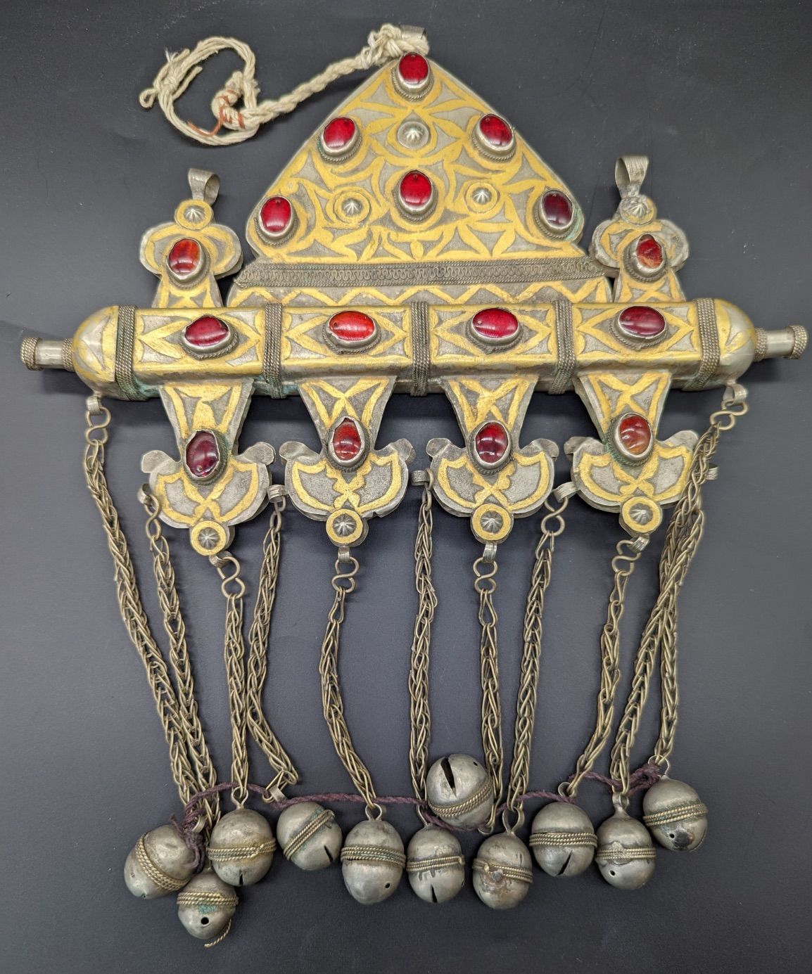 Null 大型布哈拉土库曼伊斯兰白金属带包裹镀金胸饰护身符盒饰，饰有铃铛，中亚地区