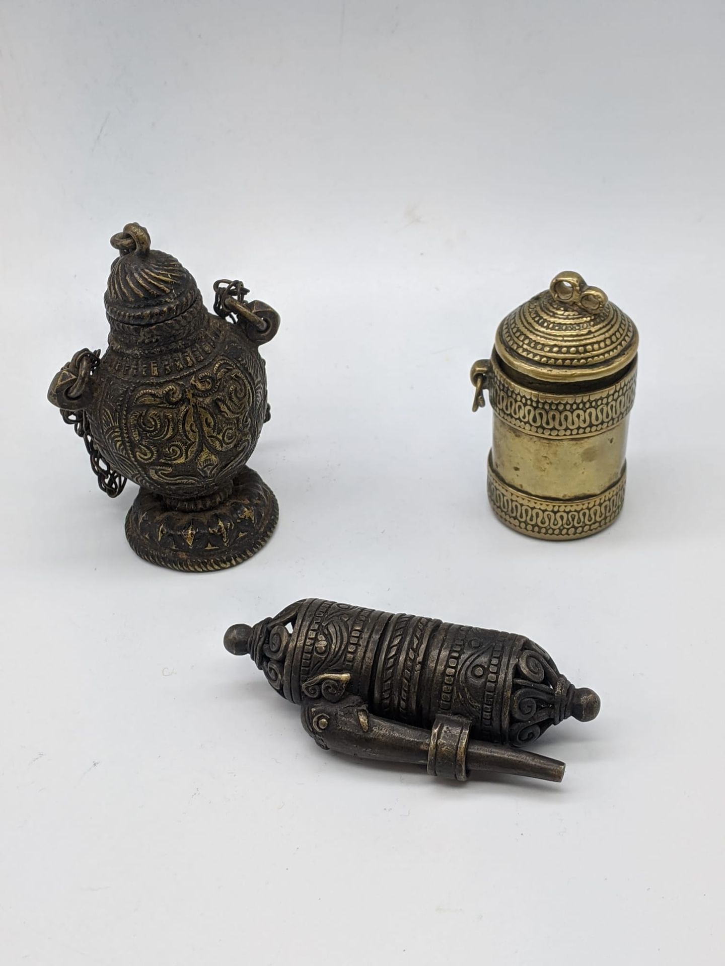 Null 三个黄铜和青铜容器，包括尼泊尔的链式墨池、南印度的石灰容器和鼻烟壶