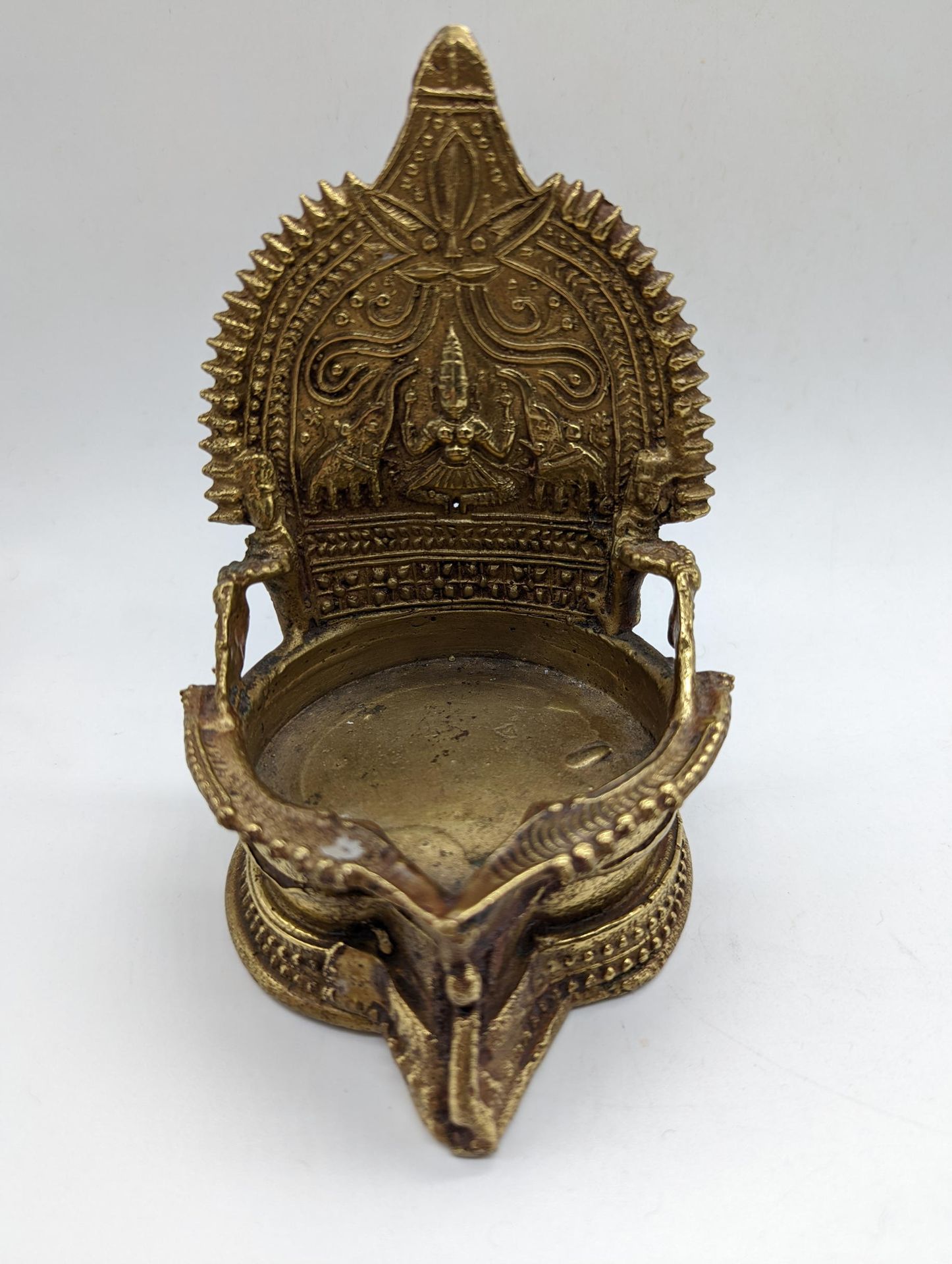 Null 一盏印度铜制的Gajalakshmi油灯，带有印度教的女神和大象图像，高14厘米