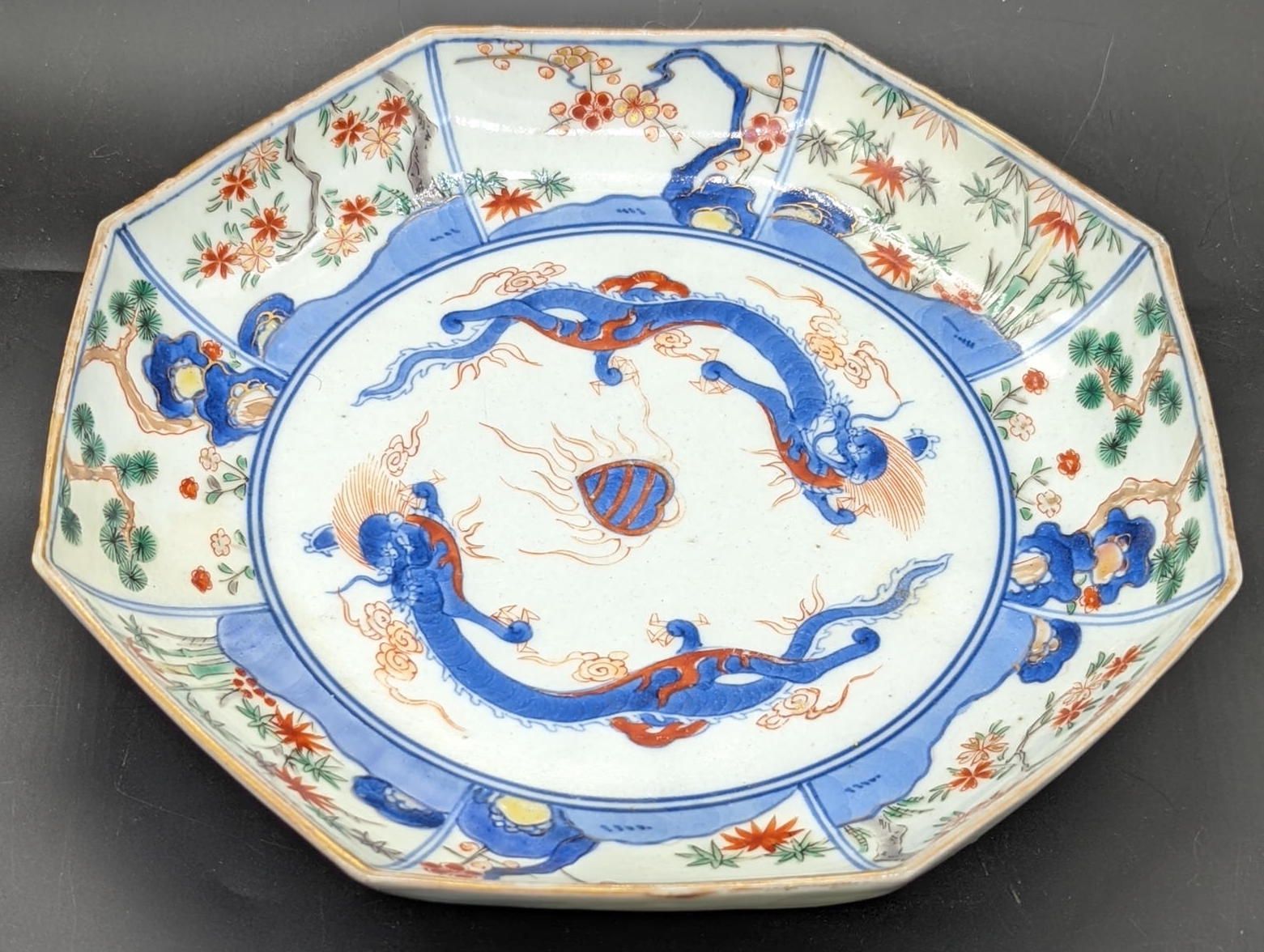 Null 19世纪中国盘子，装饰有两条蓝龙和一颗火红的珍珠，底部有字样，直径22厘米