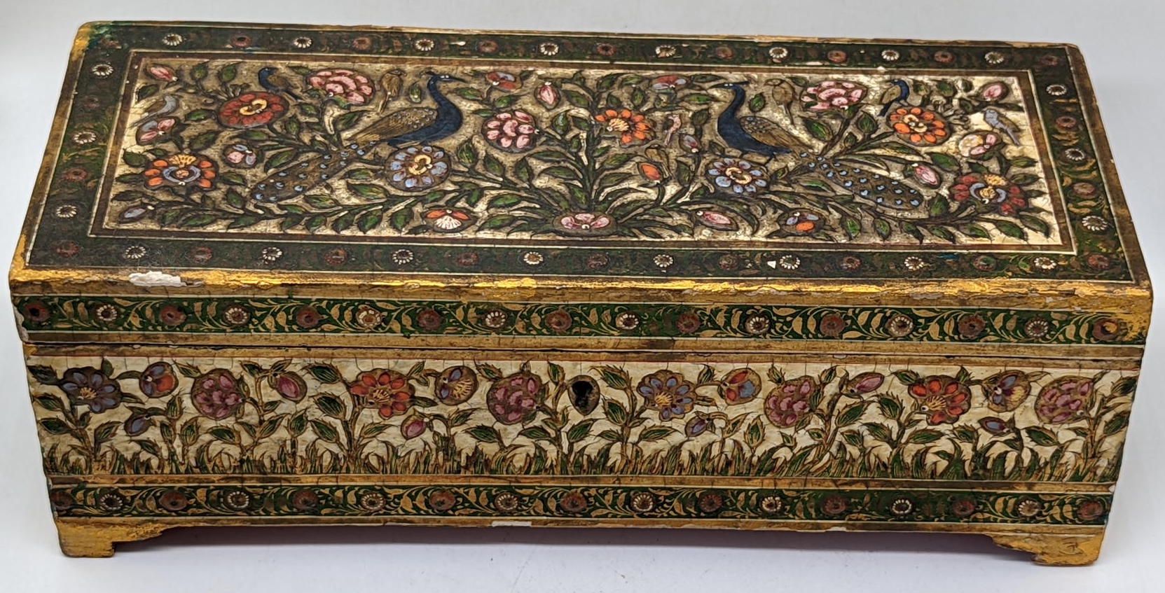 Null 一个18或19世纪的北印度莫卧儿木盒，上面有精美的浮雕和涂漆石膏装饰，模仿搪瓷器皿，长29.5厘米