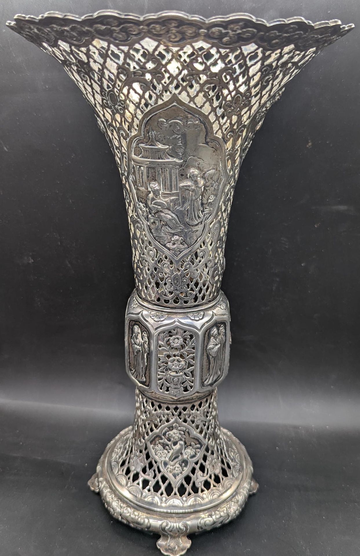 Null A large 19th century Continental hallmarked silver vase in the Chinese styl&hellip;