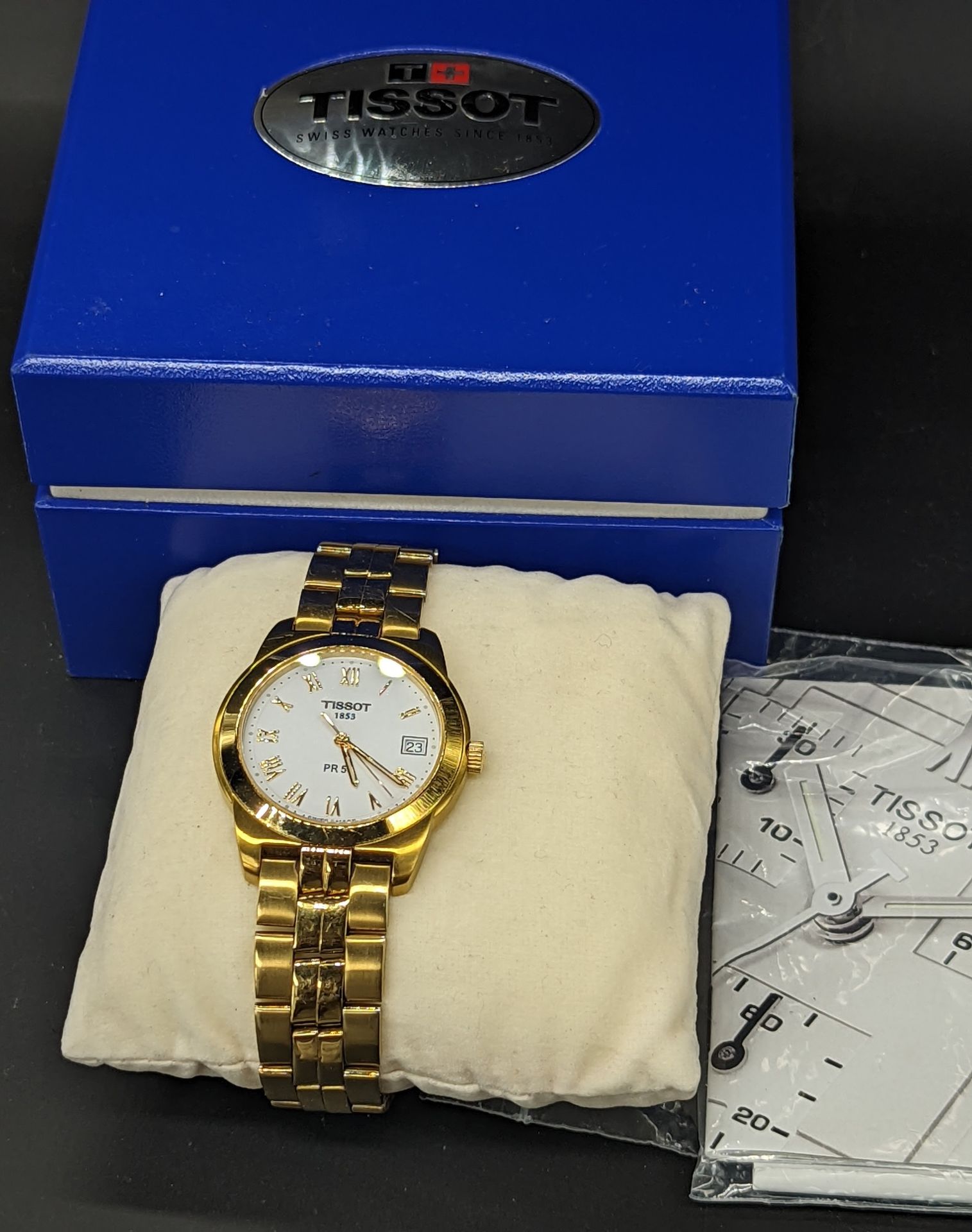 TISSOT Un orologio da polso al quarzo Tissot PR50, con scatola e libretto