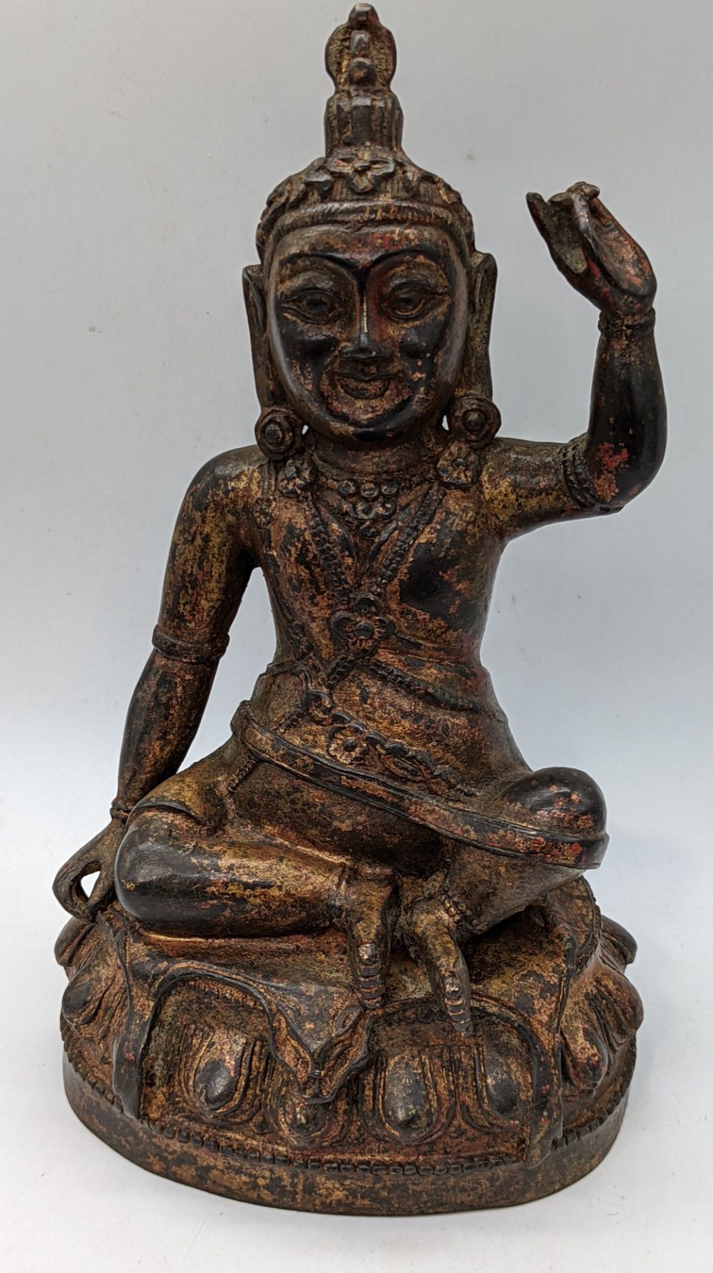 Null Figure en bronze sino-tibétaine d'une divinité bouddhiste ornée de bijoux e&hellip;