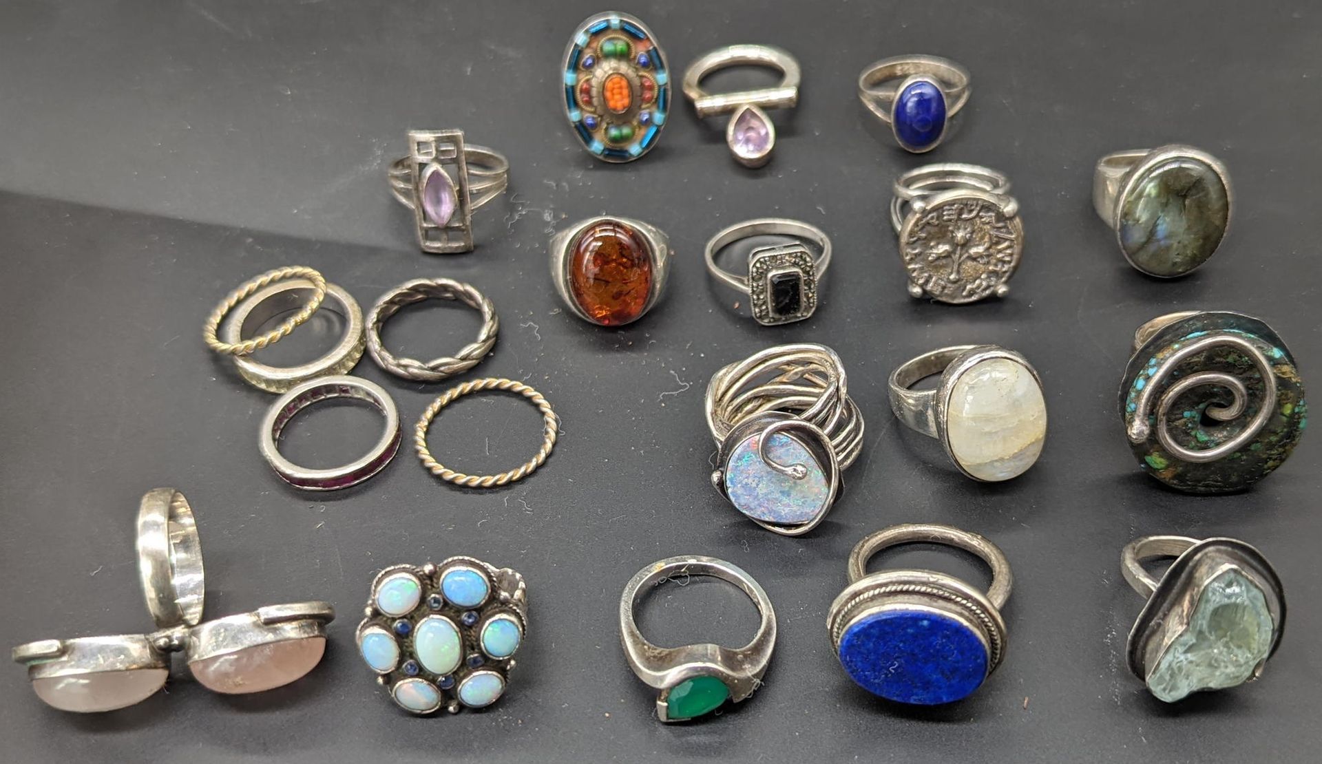 Null Una colección de anillos de plata, montados con lapislázuli y otras piedras