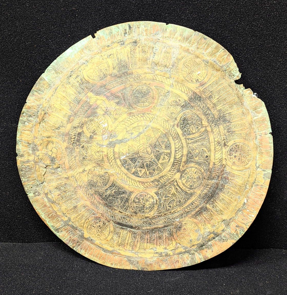 Null 12世纪霍洛桑银质镶嵌托盘，上面有书法铭文，长36厘米