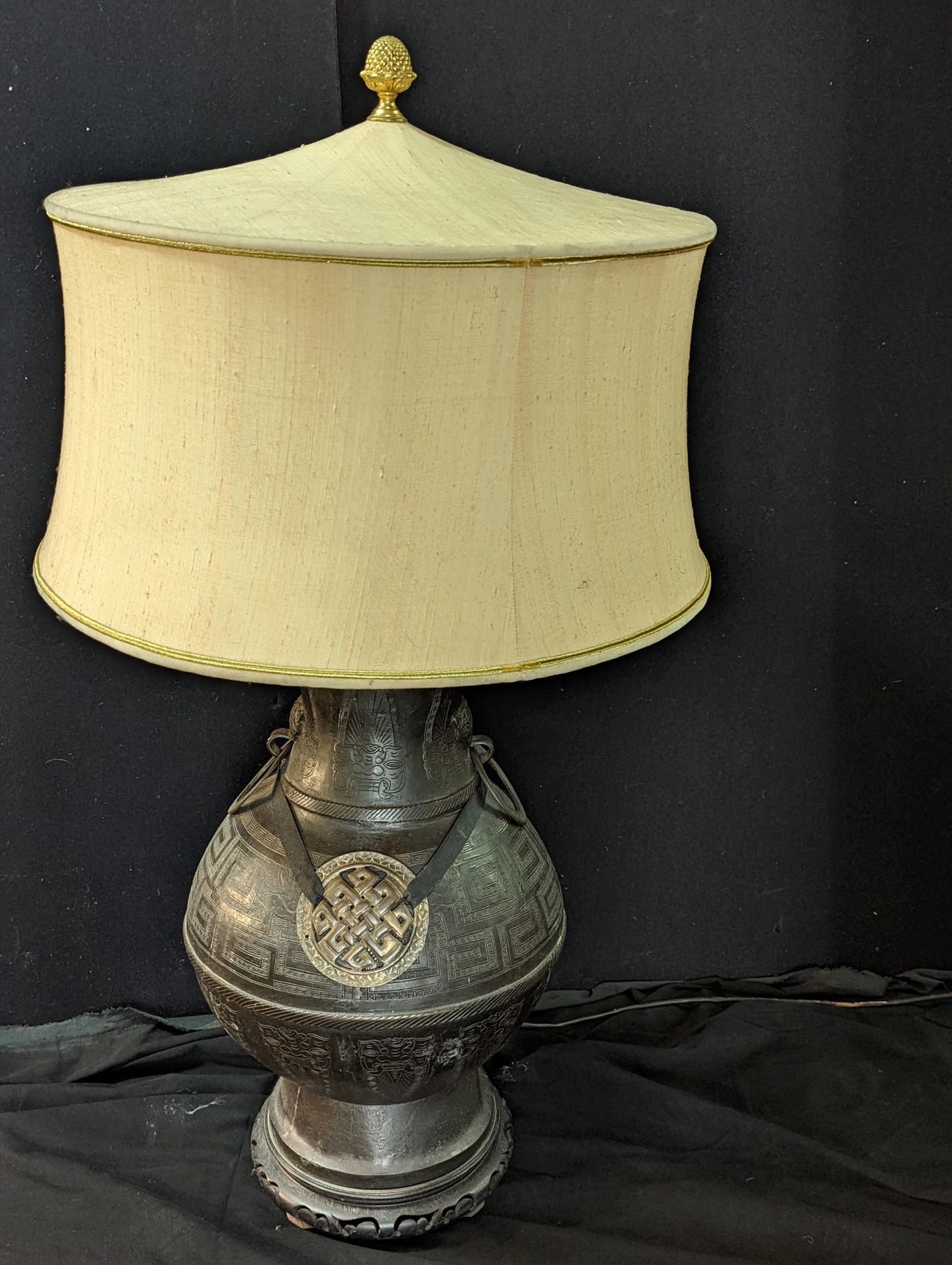Una grande lampada in stile cinese con paralume