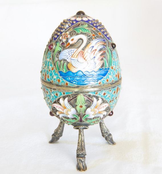 Null SILVER EGG-SHAPED TABLE SALT 

In vermeil, decorated entirely with polychro&hellip;