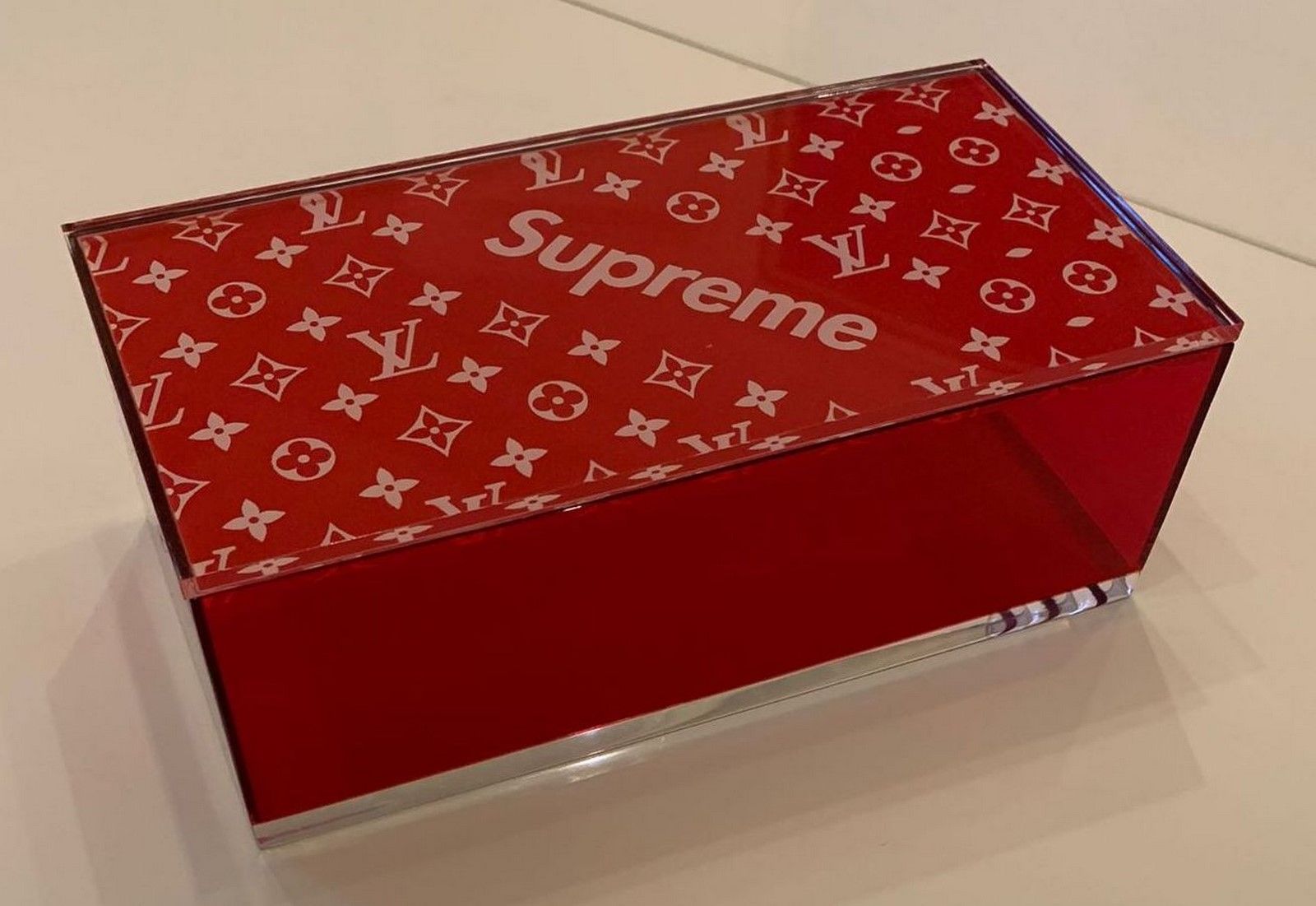 Null EDITIONS STUDIO & SUPREME

Hommage à Louis Vuitton x Supreme

Boîte en plex&hellip;