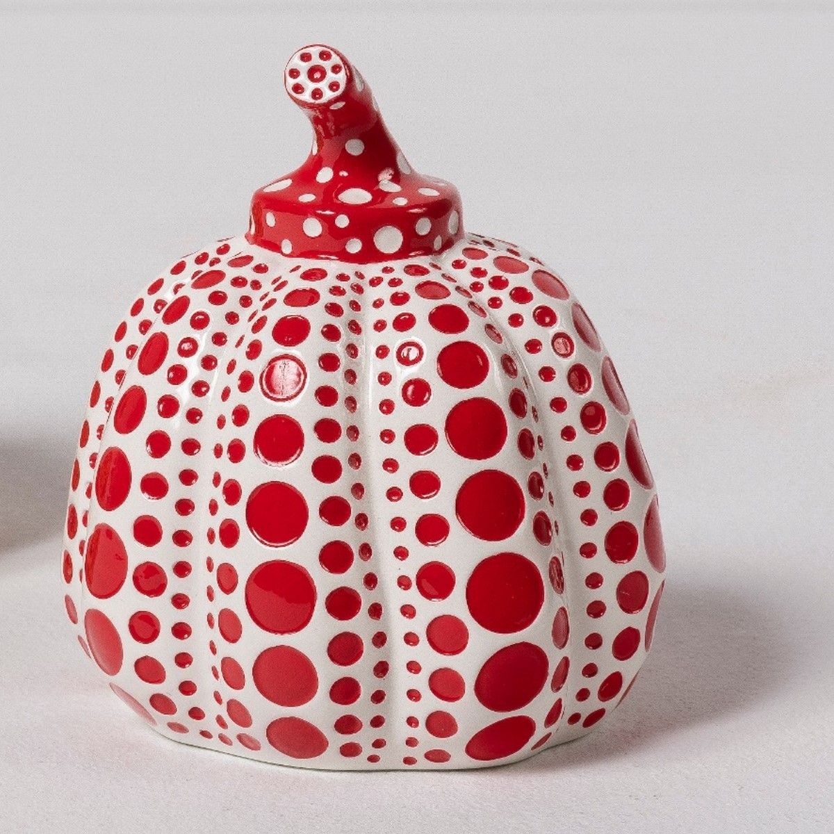 Null Yayoi KUSAMA (Born in 1929)

Pumpkin Red & White

Painted resin print 

Sol&hellip;