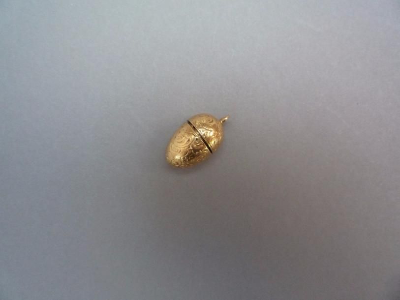 Null PENDENTIF oeuf gravé en or jaune formant un petit flacon à parfum, h.2 cm, &hellip;