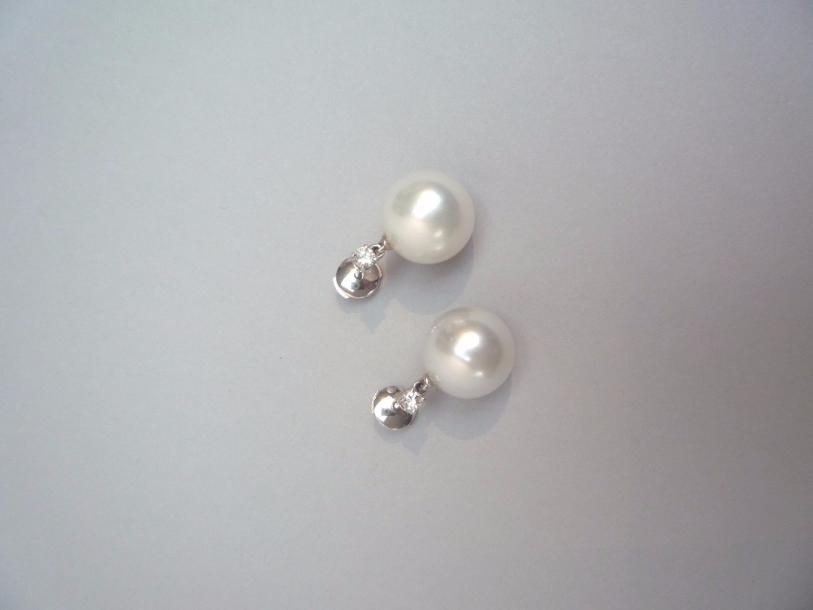 Null PAIRE DE BOUCLES D'OREILLE en or blanc 750 ornée de deux perles blanches d'&hellip;
