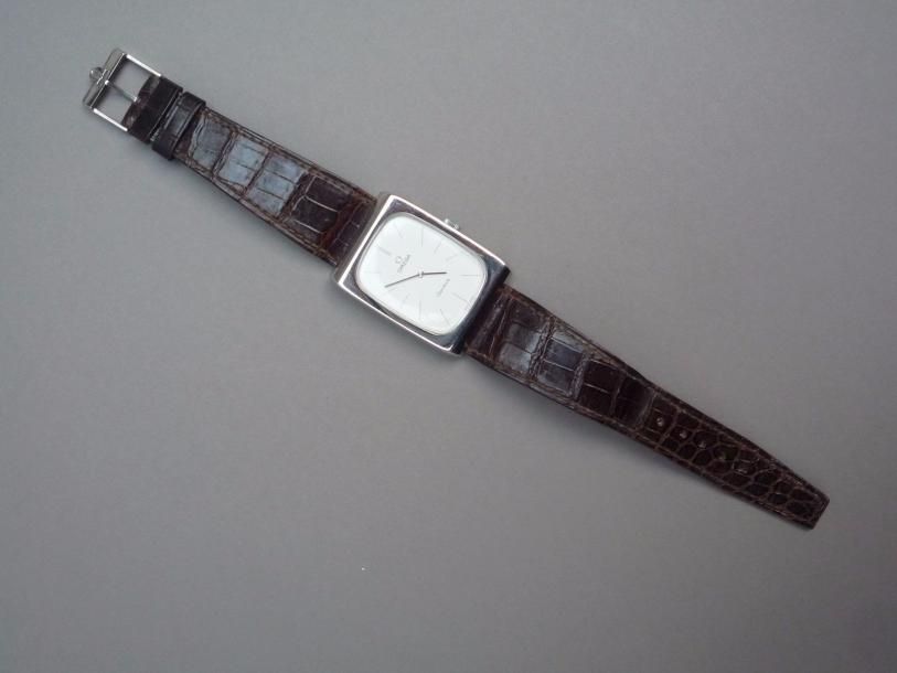 Null OMEGA

Montre bracelet d'homme, la montre de forme rectangulaire en métal a&hellip;