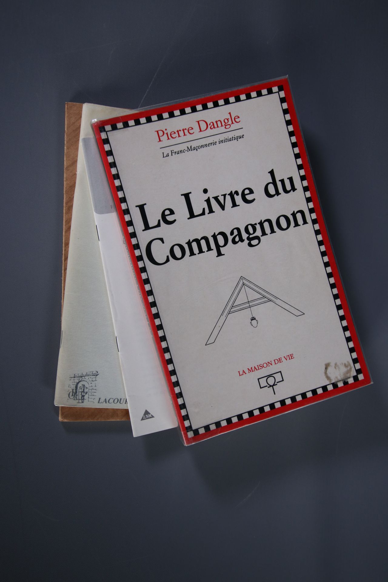 Livres du Compagnon Deuxième grade de la Franc-Maçonnerie, situé entre ceux d’Ap&hellip;